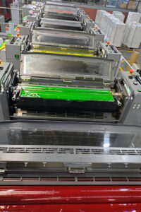 D'Ortega ofrece una variedad de acabados LED UV, como UV mate, UV brillante, acabado 3D y acrílico resistente al frote.