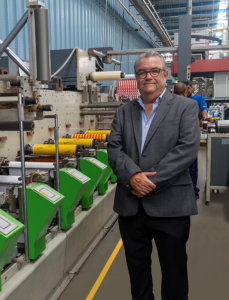 El Director de Adhetix, Jorge Quintanilla, con el retrofit AeroLED en su prensa Bobst, Nuova Gidue – M1/MX370.