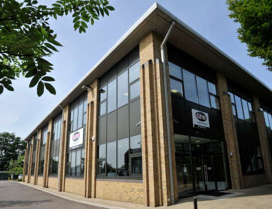 2012: La instalación de producción de última generación de GEW abre cerca de Londres Gatwick en West Sussex, (Reino Unido).
