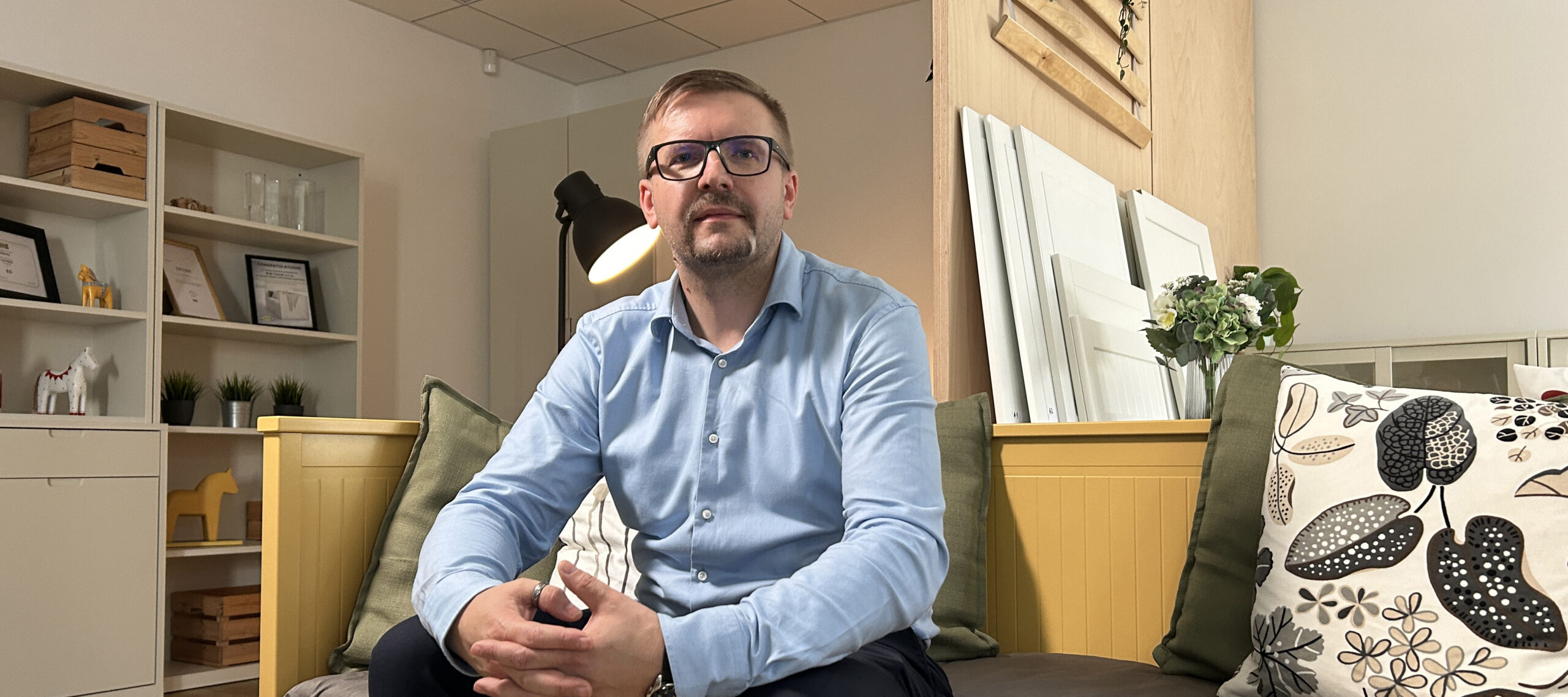 Filip Linsbauer, director técnico de BJS Czech, con muchos de los muebles que BJS suministra a sus clientes escandinavos.