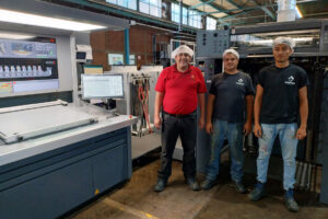 De izquierda a derecha: Con el equipo de prensa Armando López (Supervisor), Gustavo Sahagún y Ricardo Mena (Operadores), con su máquina RMGT 790.