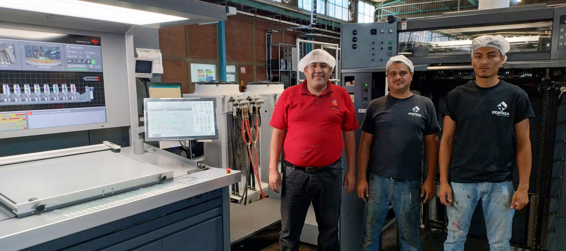 De izquierda a derecha: Con el equipo de prensa Armando López (Supervisor), Gustavo Sahagún y Ricardo Mena (Operadores), con su máquina RMGT 790.