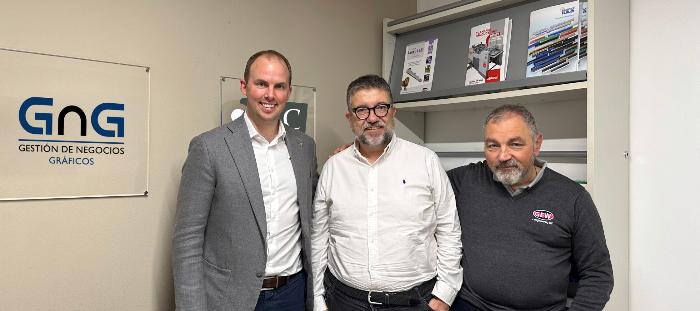 De izquierda a derecha: Robert Rae de GEW, Francisco Jiménez de GNG (Gestión de Negocios Gráficos) y Franco Pagano de GEW.