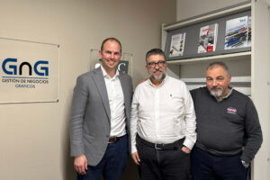 De izquierda a derecha: Robert Rae de GEW, Francisco Jiménez de GNG (Gestión de Negocios Gráficos) y Franco Pagano de GEW.