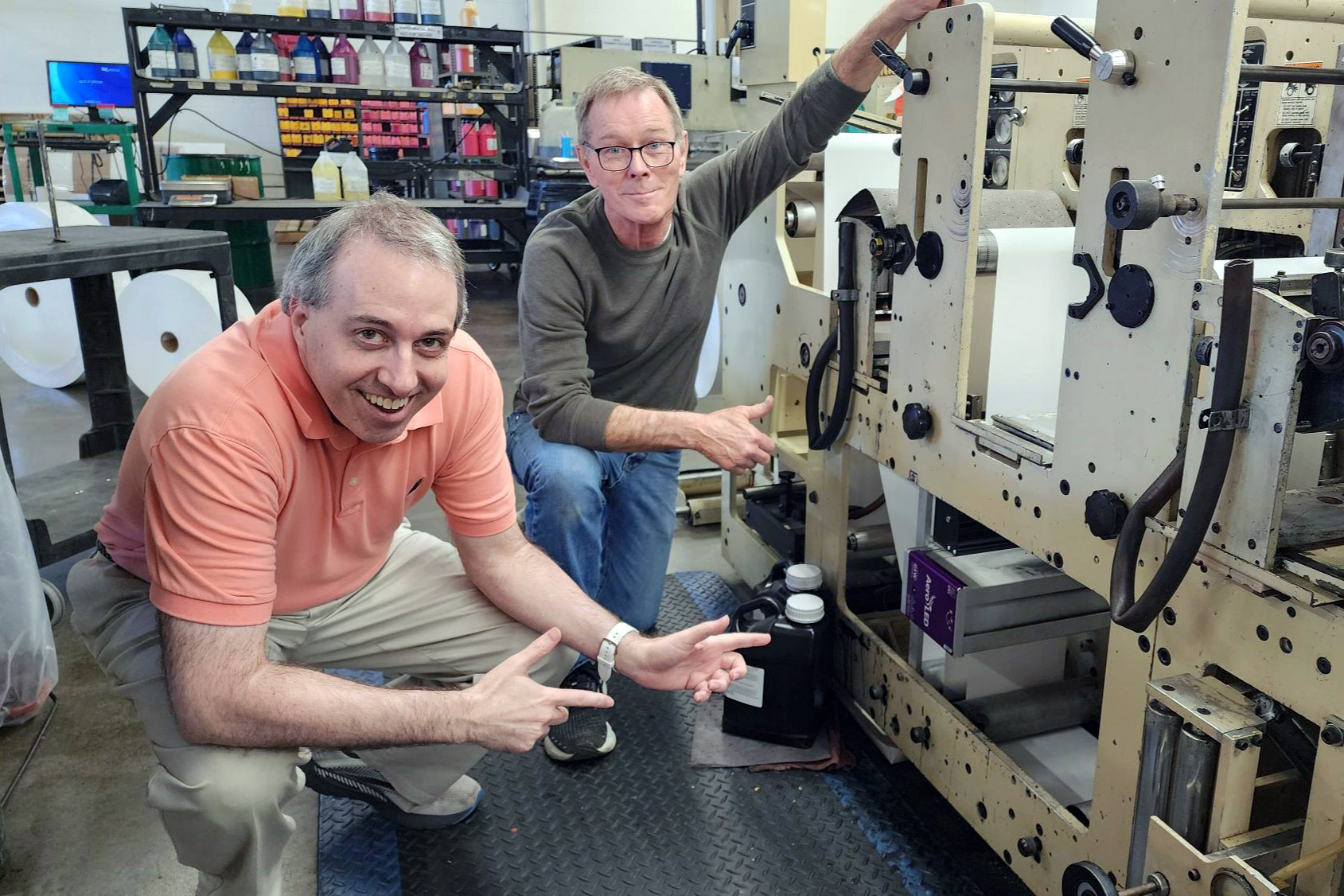 De izquierda a derecha: Kyle Davis, director general, y Lane Cahela, director de producción, con una de las instalaciones de GEW AeroLED.