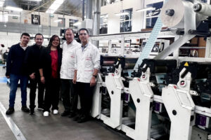 De izquierda a derecha: Oscar Ariza – Gerente de Mantenimiento de Etipress, David Hernandez – Propietario de Print Sys, Vini Munzberg – Gerente de Ventas de GEW para América Latina, Jorge Pabón – Director de Etipress y Diego Santos – Director de Producción y Planificación de Etipress.