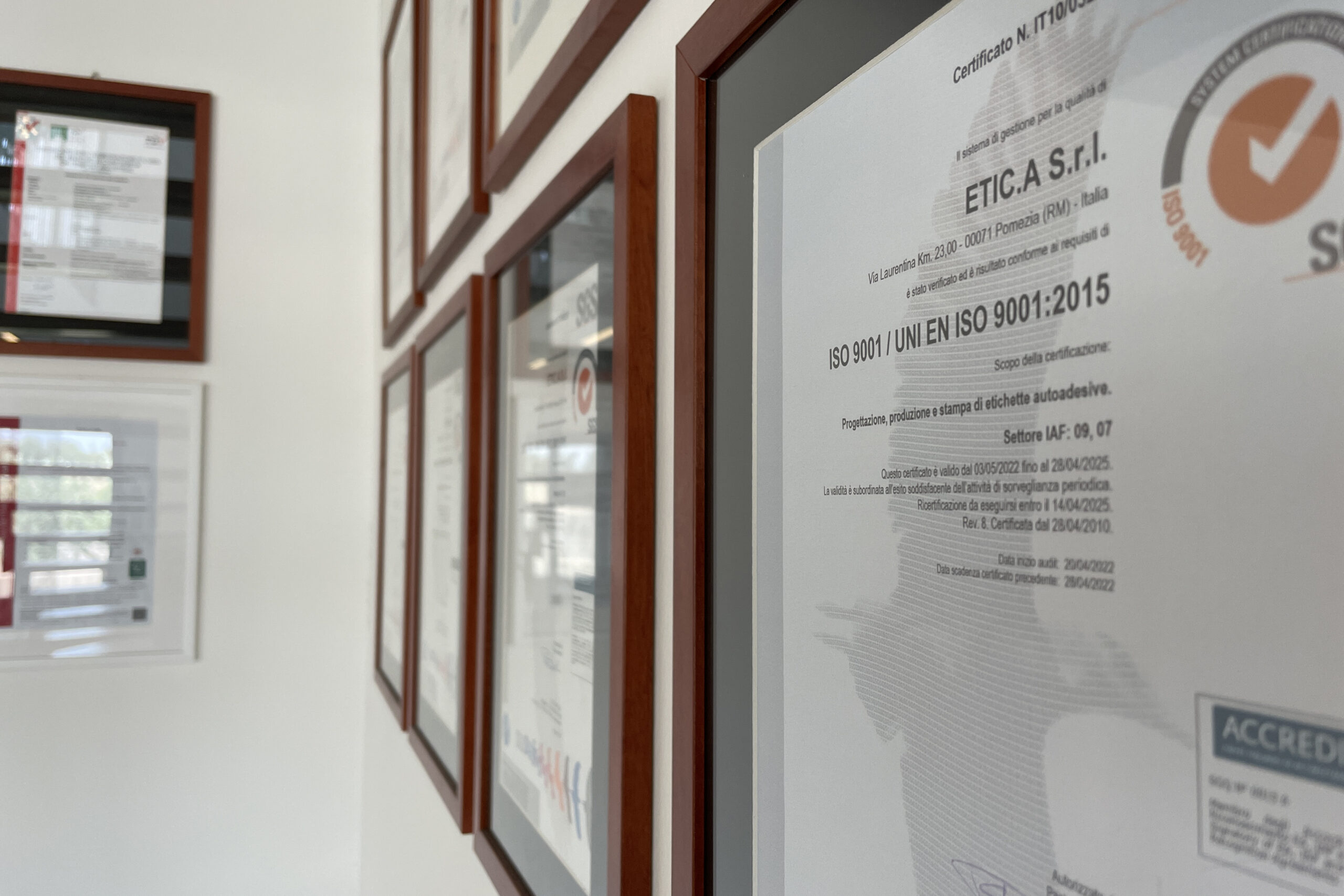 La empresa cuenta con la certificación ISO 9001 y está comprometida con iniciativas de sostenibilidad.